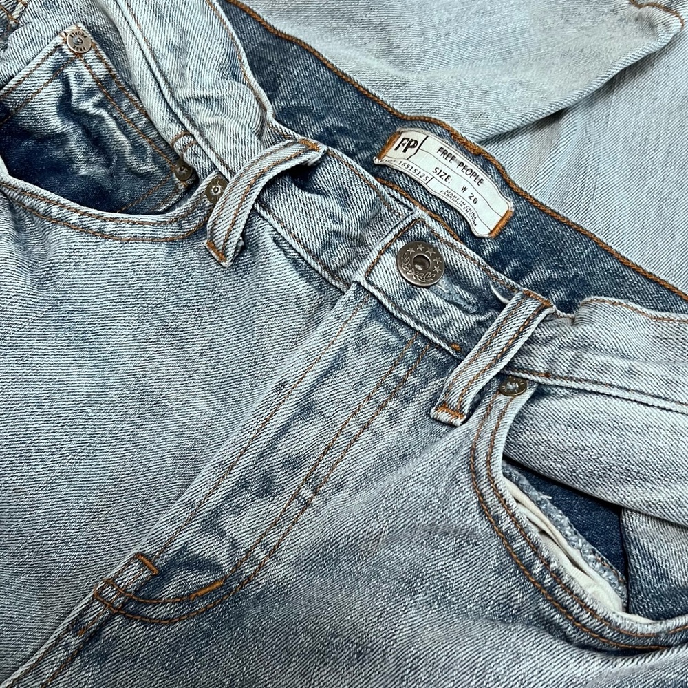 FREE PEOPLE Straight Leg Cropped Light Wash Jeans - Size 26